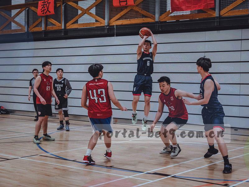 五个层叠分组方块组成的抽象结构示意，方块之间以细线连接